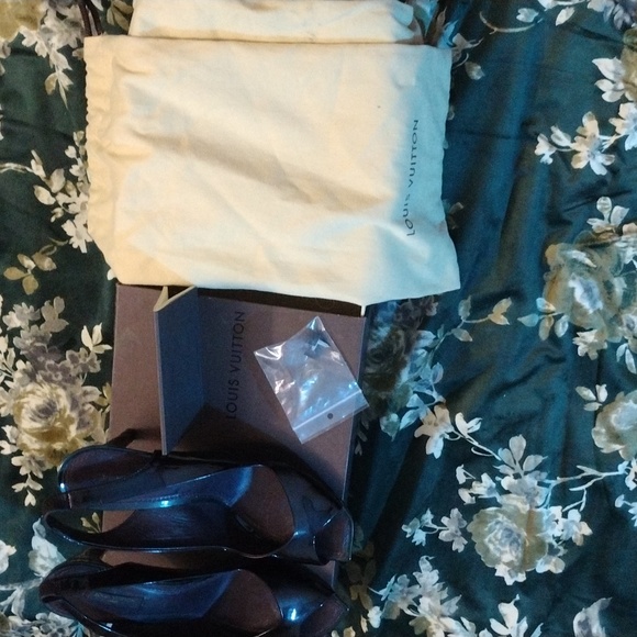 Black, Louis Vuitton monogram version heels, size 9 - Picture 4 of 8